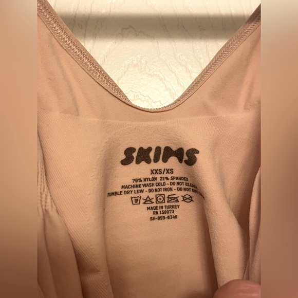 SKIMS Other - NEW NEVER WORN SKIMS SCULPTING BODY SUIT